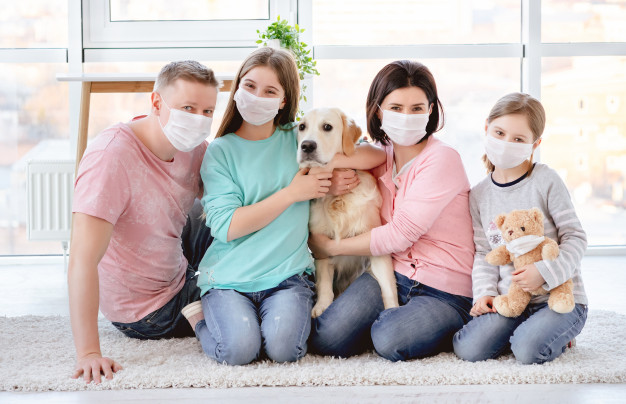 família com máscaras e seu cão