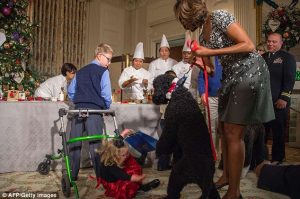 A primeira dama, Michelle Obama, tentou segurar a cachorra. (Foto: Reprodução / Daily Mail)