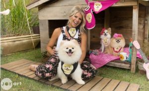 Karina Bacchi e seus cachorros estrelando campanha da coleção Joy Art. (Foto: Reprodução Dolce & Cane)