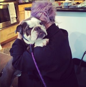 Kelly Osbourne e o cachorro Willy. (Foto: Reprodução / Instagram)