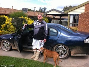 Clayton com seu outro cachorro Tyson e o carro que está oferecendo como recompensa. (Foto: Reprodução / Daily Mail)