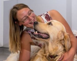Victoria Ratcliffe estudou a reação dos cães à fala dos humanos. (Foto: Reprodução / Universidade de Sussex)