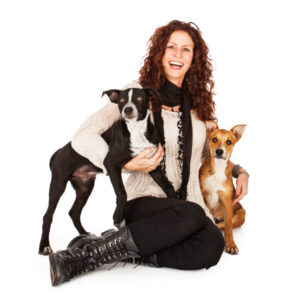 A fotógrafa e dois modelos caninos. (Foto: Reprodução / Susan Schmitz / A Dog's Life Photography / Dogster)