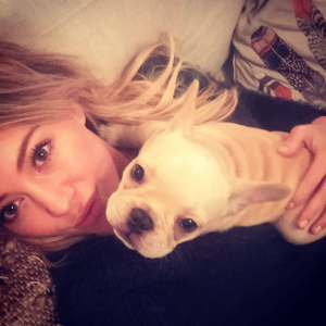 Hilary Duff e o cachorro Beau. (Foto: Reprodução / Instagram)