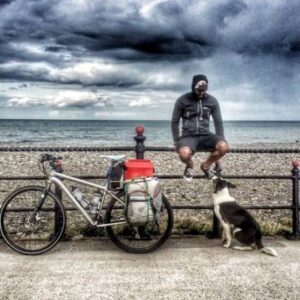 Cachorro acompanha seu tutor em aventura de bicicleta pelo Reino Unido
