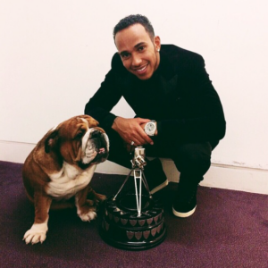 Lewis Hamilton e seu cachorro Roscoe com o troféu. (Foto: Reprodução / Instagram)