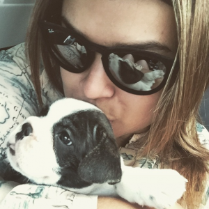Preta Gil recebendo o cão Gucci em seus braços pela primeira vez. (Foto: Reprodução / Instagram)