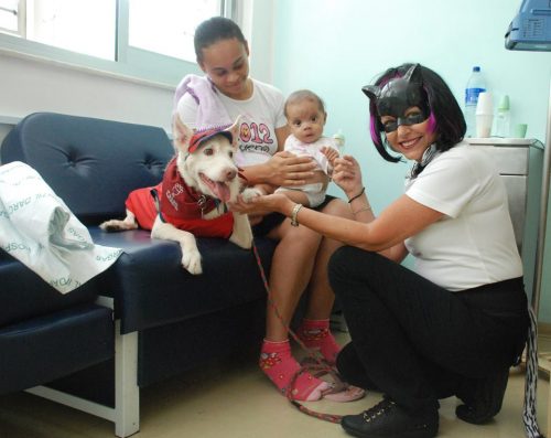 Crianças de todas as idades se divertiram com os cães. (Foto: Reprodução / Facebook / Secretaria de Estado da Saúde de São Paulo)
