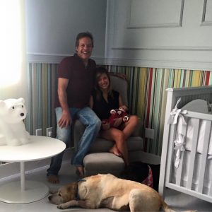 Luisa Mell com o marido Gilberto Zaborowsky, o filho e seu cachorro Marley. (Foto: Reprodução / Facebook)