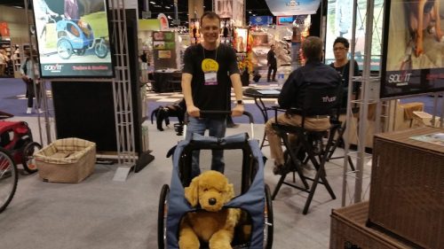 Alexandre Rossi com um carrinho para transportar cães. (Foto: Divulgação)