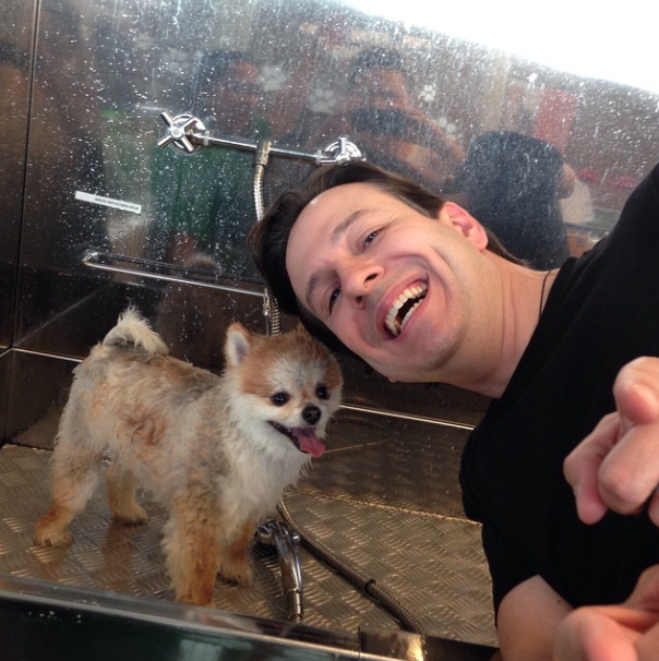 Conheça a nova cachorra de Celso Zucatelli 3 Celso Zucatelli e Paçoca, na hora do banho. (Foto: Reprodução / Instagram)