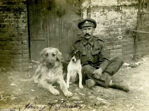 O sargento Horse Farrier com os cães Hissy e Jack, em 1916, na França. (Foto: Reprodução / Daily Mail UK)