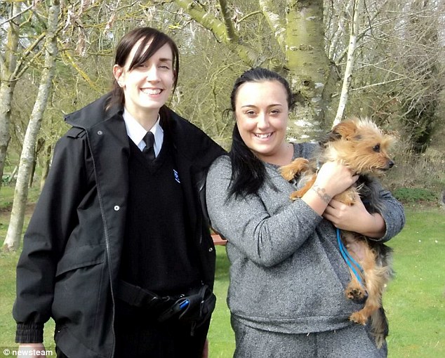 Cachorro roubado é encontrado a quase 200 km de casa 2 A inspetora da RSPCA, Stephanie Law, e Kirsty Mitton com o cachorro Alfie no colo. (Foto: Reprodução / Daily Mail UK)