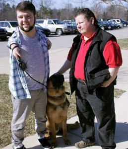 O cão de serviço Troy se tornou um grande companheiro de Nick. (Foto: Reprodução / Bark Post)