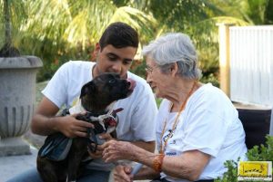 Cão terapeuta do Projeto Pêlo Próximo visitando idosa. (Foto: Divulgação / Projeto Pêlo Próximo)