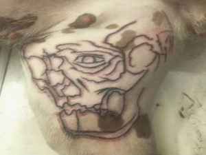 A tatuagem na parte interna da perna da pit bull Penélope. (Foto: Reprodução / Instagram)