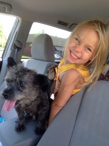 O cachorro Chester com Paisley, a filha de Nicole. (Foto: Reprodução / Facebook)