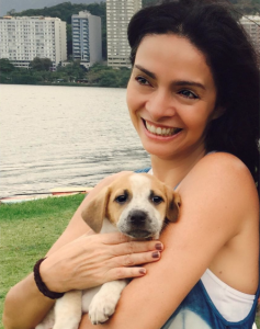 Claudia Ohana com sua cachorrinha. (Foto: Reprodução / Instagram)