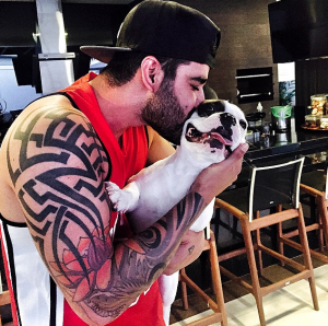 Gusttavo Lima agarrando seu cão Pirata. (Foto: Reprodução / Instagram)