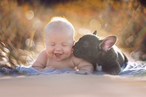 Ter um cachorro ajuda bebês e crianças a ter um sistema imunológico mais forte. (Foto: Reprodução / Bored Panda)