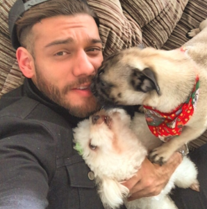 Lucas Lucco com suas cachorras Lecca e Lucca. (Foto: Reprodução / Instagram)