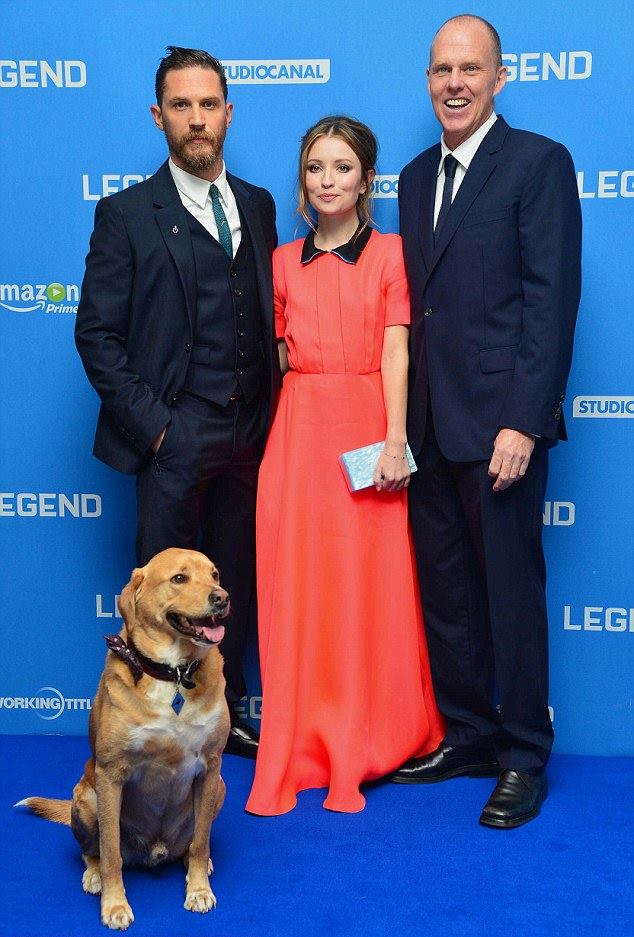 Tom Hardy leva seu cachorro para a premiere do filme Legend 3 Foto: Reprodução