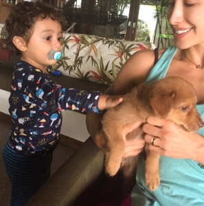 Jaque Khury com seu filho Gael e o cachorro Chico. (Foto: Reprodução / Instagram)