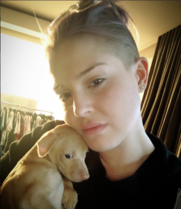 Kelly Osbourne com a cachorrinha que resgatou. (Foto: Reprodução / Instagram)