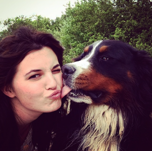 Muitos tutores costumam beijar seus pets. (Foto: Reprodução / Instagram / Bark Post)