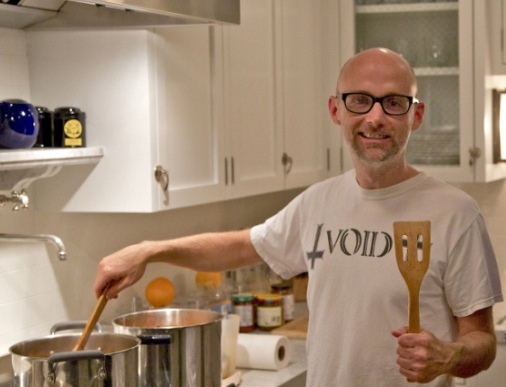 Músico Moby doará lucros de seu restaurante vegano para organizações protetoras de animais