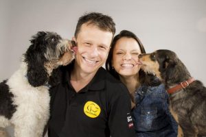 Alexandre Rossi com a esposa Cynthia Macarrão e seus cães Barthô e Estopinha.(Foto: Reprodução / Facebook)