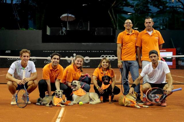 Os CãoDulas tiveram um bom entrosamento com os tenistas. Foto: Reprodução / Facebook / ABEAC)
