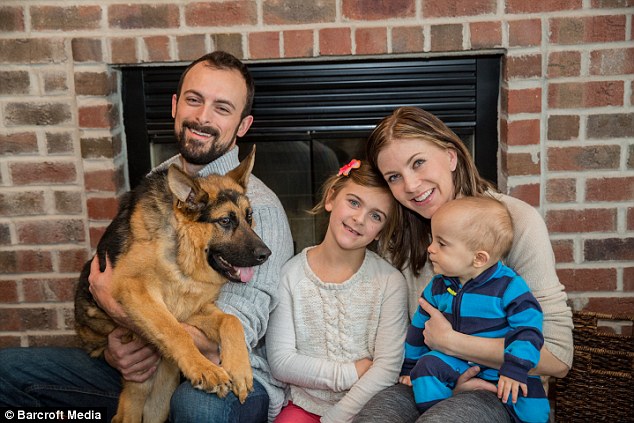 Foto de pastor alemão 'corcunda' se torna viral e mais de mil pessoas demonstram interesse em sua adoção 3 O cão está recebendo muito carinho de sua família temporária. (Foto: Reprodução / Daily Mail UK)