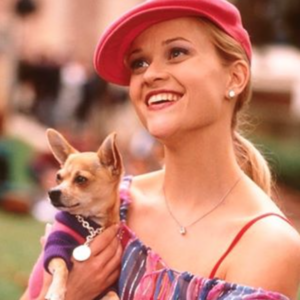 Reese Witherspoon com o cão Moonie no filme 