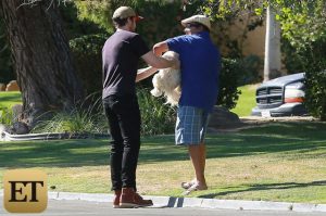 O ator entregando o cão ao tutor. (Foto: Reprodução / Entertainment Tonight)