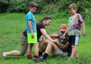 O cão Paul Anka foi o primeiro a participar da ação e logo ganhou um lar depois de passar uma noite com a família Sayer. (Foto: Reprodução / Janna Sayer)