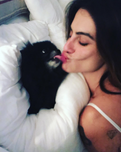 Cleo Pires recebendo um beijo de seu cachorro. (Foto: Reprodução / Instagram)