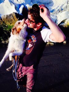 Zac Efron com seu cão. (Foto: Reprodução / Facebook)