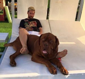 Leo Messi com seu cão Hulk. (Foto: Reprodução / Facebook)