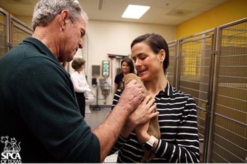 O ex-presidente George W. Bush e sua esposa Laura visitaram a SPCA do Texas. (Foto: Reprodução / SPCA of Texas)