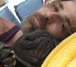 De acordo com o ator,
 a presença do cão abriu um espaço em seu coração. (Foto: Reprodução / Instagram reynaldogianecchini)
