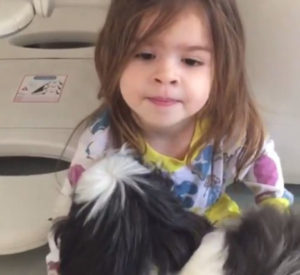 Valentina confessa que deu presunto para o cão e depois dá uma bronca no animal. (Foto: Reprodução / Instagram @xalana)
