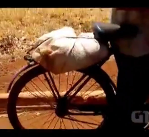 Homem carrega cachorro amarrado dentro de saco em sua bicicleta e causa revolta 1 homem carrega cachorro amarrado dentro de saco em sua bicicleta e causa revolta pdd1