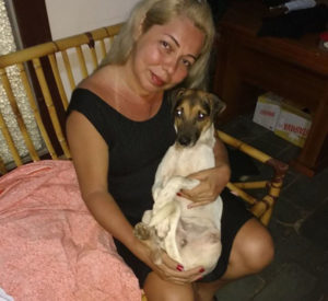 Até que Silvia se apaixonou pelo cão e o levou para casa, onde ele está recebendo muito amor. (Foto: Reprodução / Facebook Silvia Souza)