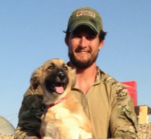 O soldado Joe se encantou pela cadela enquanto estava em serviço no Oriente Médio. (Foto: Reprodução / Wral News)