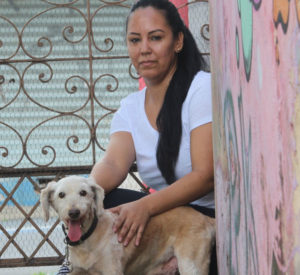 O cachorro Puppy apareceu de repente na casa de Ismenia quando ela mais precisava. (Foto: Reprodução / G1 / Carlos Dias)