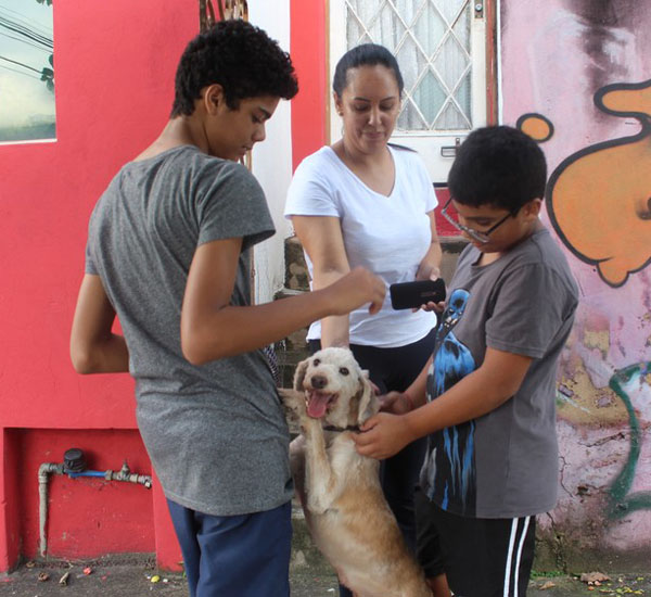 Cachorro foge e vai parar em casa de família que estava de luto por animal falecido 2 cachorro foge e vai parar em casa de familia que estava de luto por animal falecido pdd2