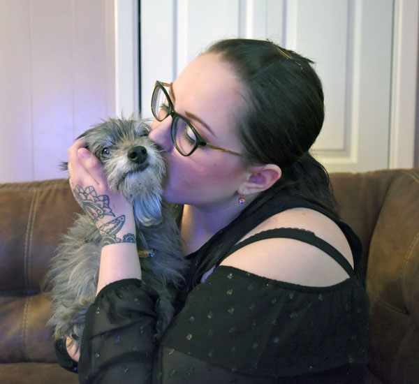 mulher adota sem saber cadelinha que teve que dar quando era adolescente pdd1