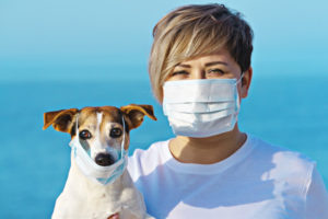Cachorro e dona com máscara - Foto: Freepik