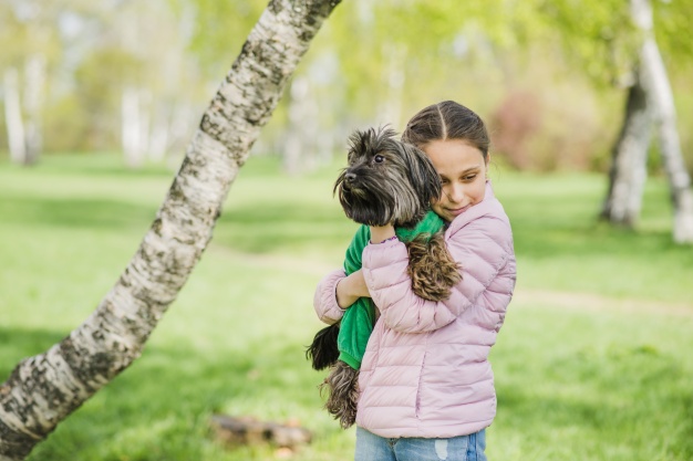 menina abraçando seu cão